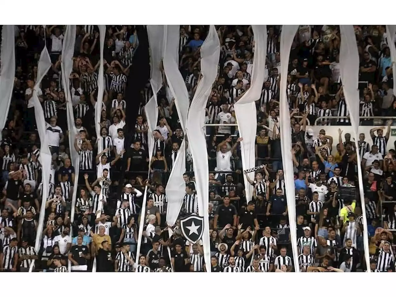 Ingressos esgotados: Botafogo mira recorde de público no Nilton Santos em clássico contra o Flamengo