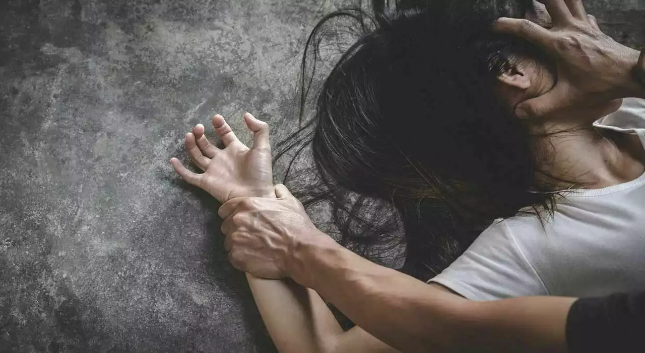 Violenta una 14enne fuori da un pub, choc a Parma: «Ti voglio assaggiare», poi l'aggressione