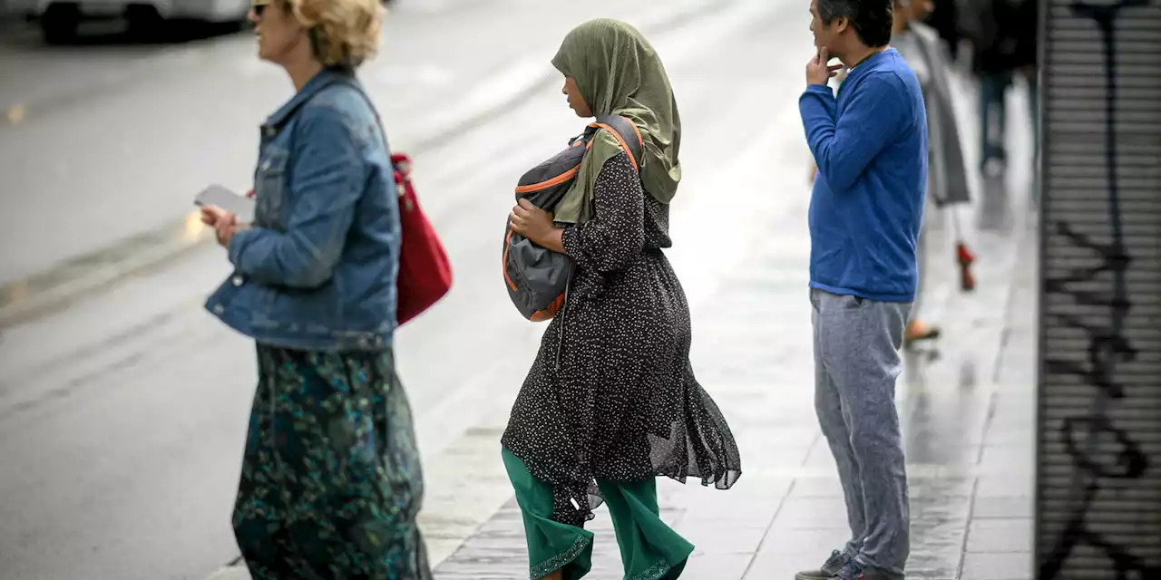 Appels à la transgression ou astuces : comment l’interdiction de l’abaya se fait une place sur TikTok ?