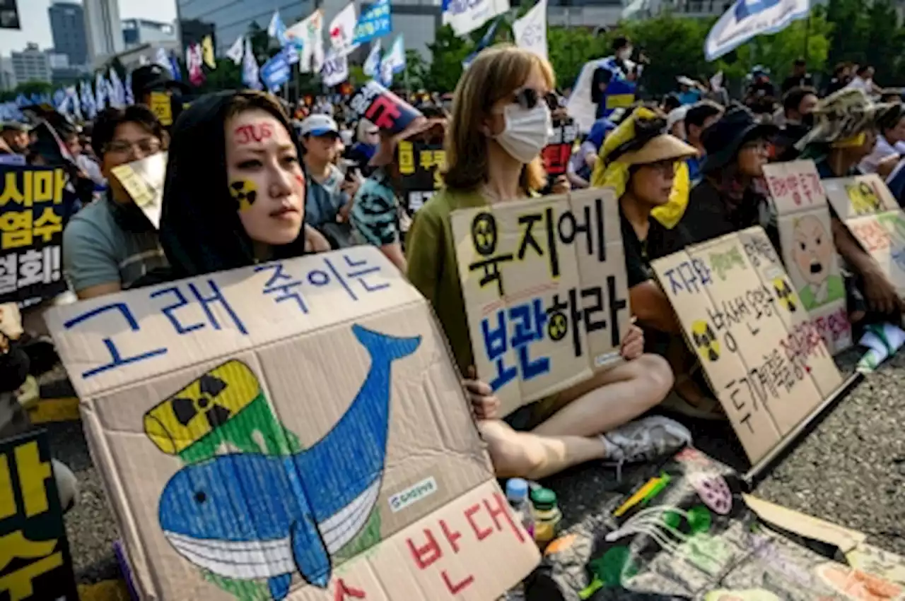 Poll: South Koreans worry about Fukushima water; more disapprove of Yoon