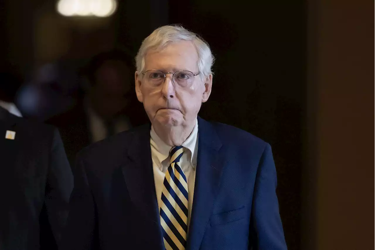 El médico atribuye el bloqueo del líder republicano McConnell a un golpe o deshidratación