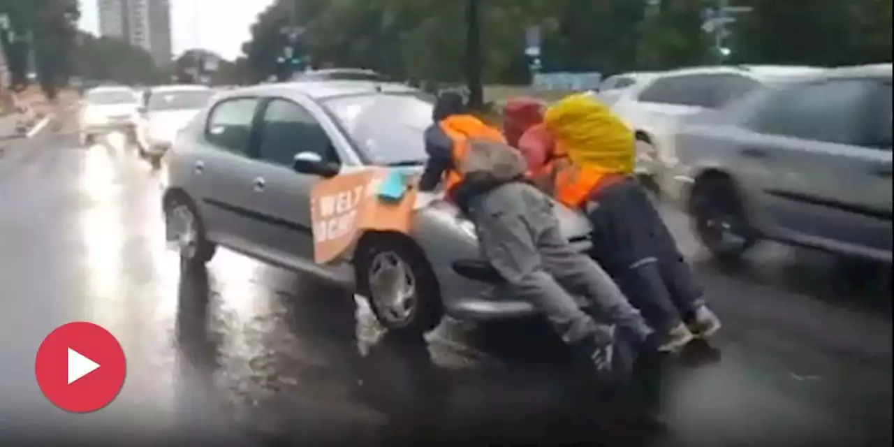 Das droht Autofahrer, der Aktivisten auf Motorhaube lud