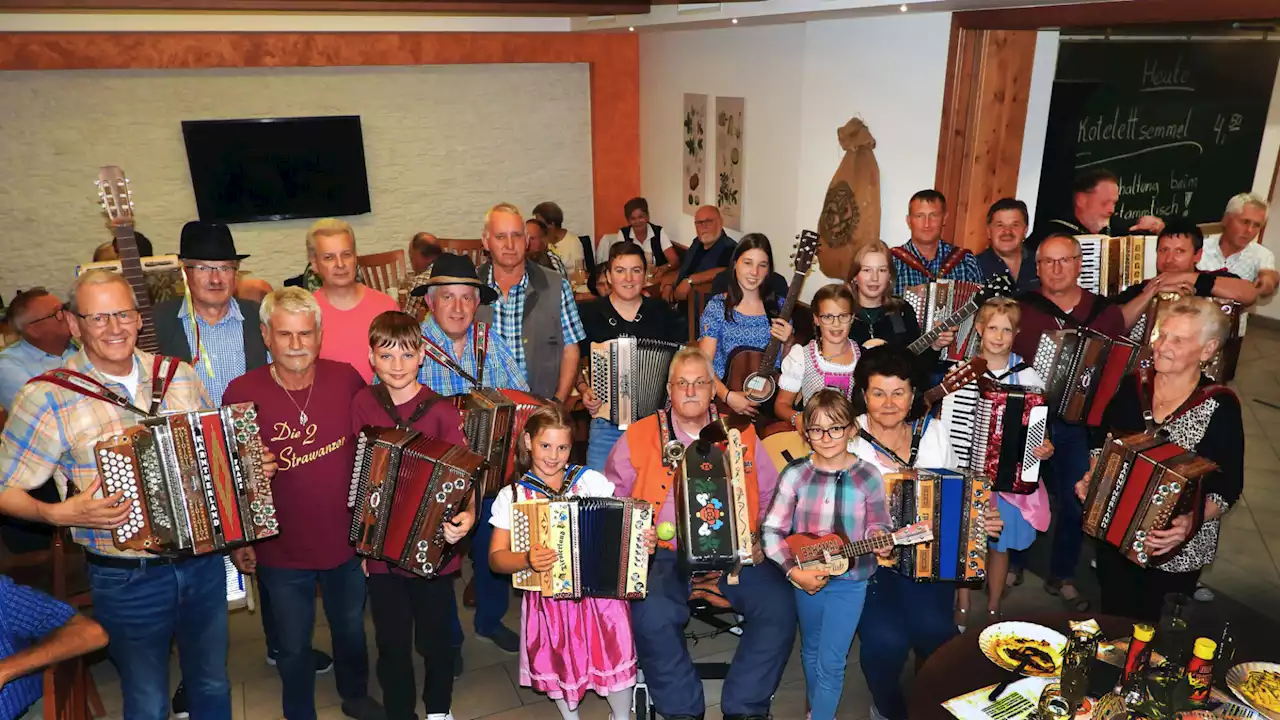 Harmonikaspieler von neun bis 90 trafen sich beim „Wochenteiler“