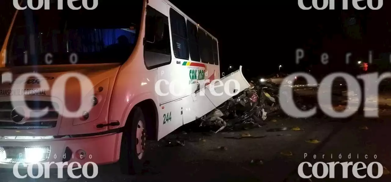 Un hombre muere al chocar auto deportivo contra un autobús en San José Iturbide