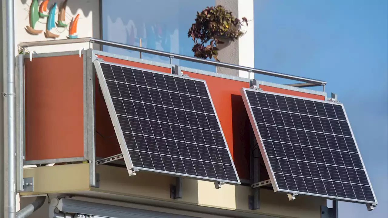 Balkon-Solarkraftwerk: Was Sie bei Anschaffung, Anmeldung und Installation beachten sollten!