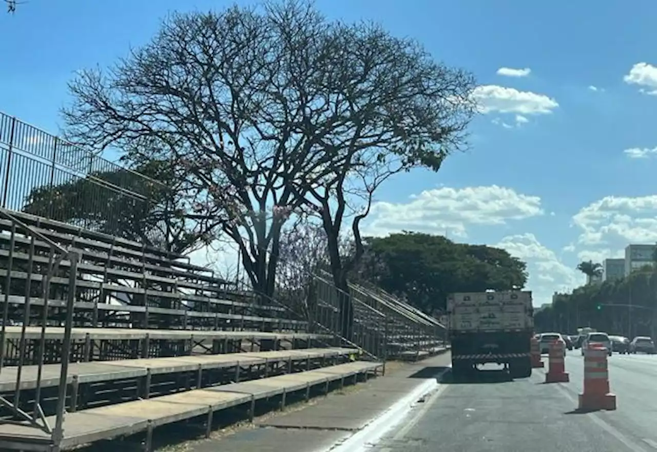 Acidente em montagem da estrutura do 7 de Setembro deixa feridos em Brasília