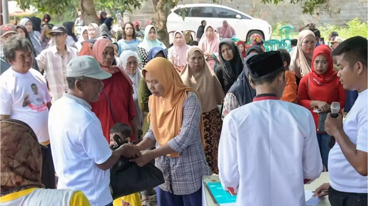 Ibu-ibu Menjerit Harga Bahan Pokok Naik, Ratusan Paket Sembako Murah Relawan Sandiaga Uno Ludes di Karawang