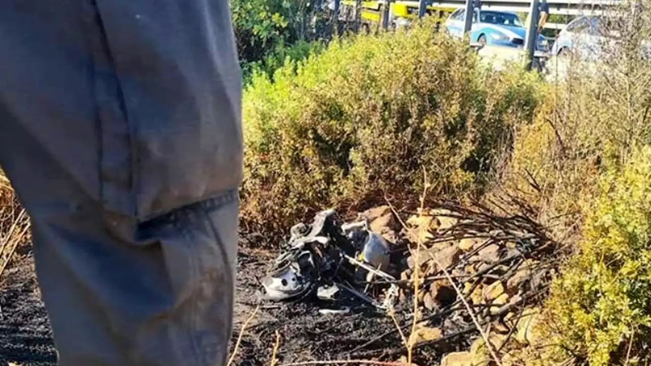 Moto contro guardrail, poi prende fuoco: uomo di 35 anni perde entrambe le gambe