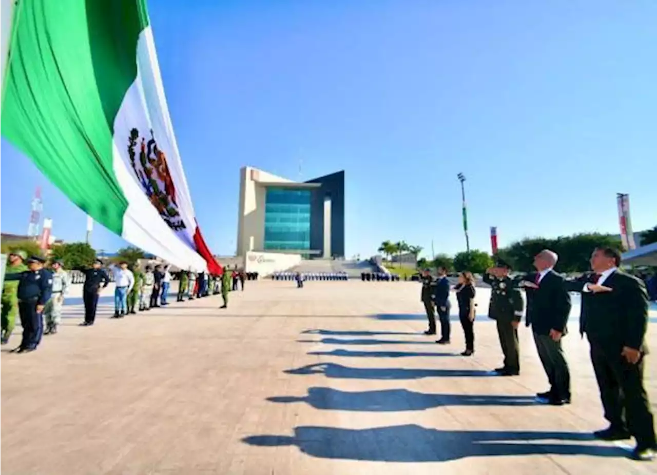 Román Cepeda González preside ceremonia de izamiento de bandera en Torreón, Coahuila