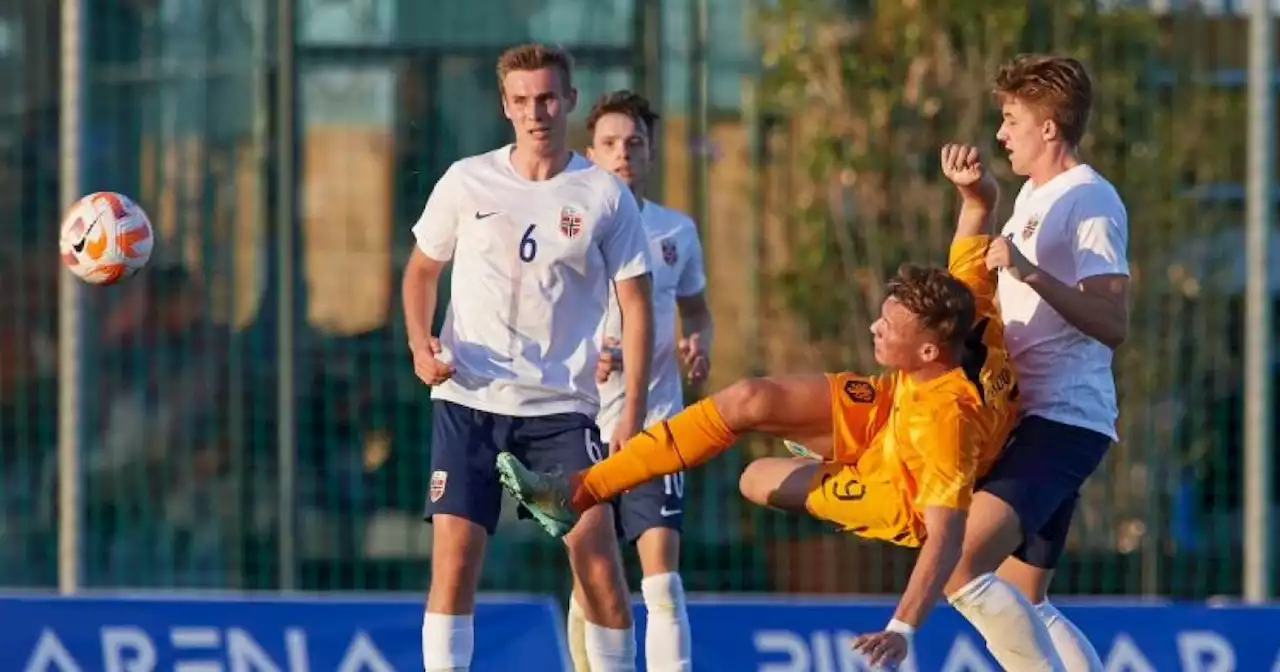 Ajax presenteert elfde zomerversterking: Mannsverk (21) tekent in Amsterdam