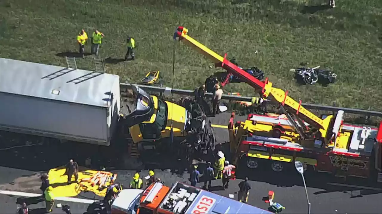 Lanes closed after 4 tractor-trailers, 2 vehicles involved in fatal I-81 Hagerstown crash