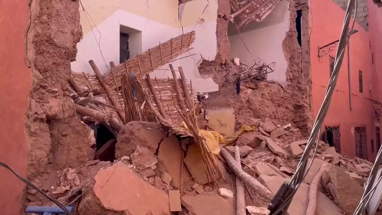 Las dificultades para rescatar a supervivientes del terremoto de Marruecos: 'El adobe es más complejo'