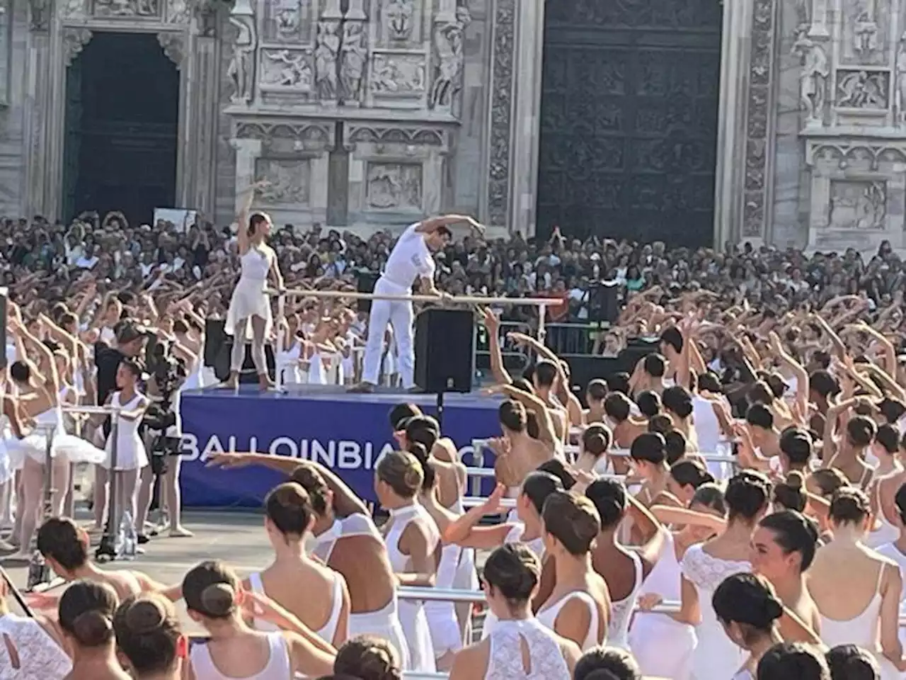 Bolle fa lezione in piazza Duomo, 'la danza è maestra di vita' - Ultima ora