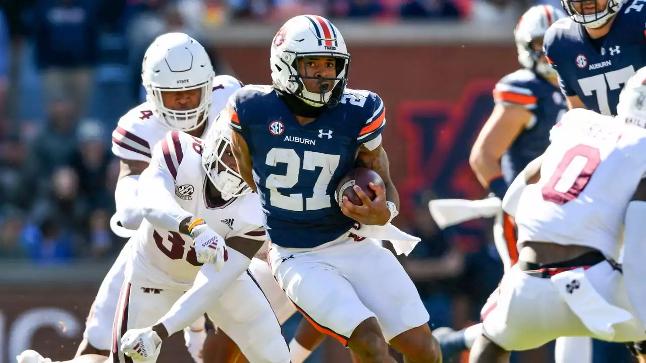 Jarquez Hunter warming up in pads for Auburn’s game against Cal