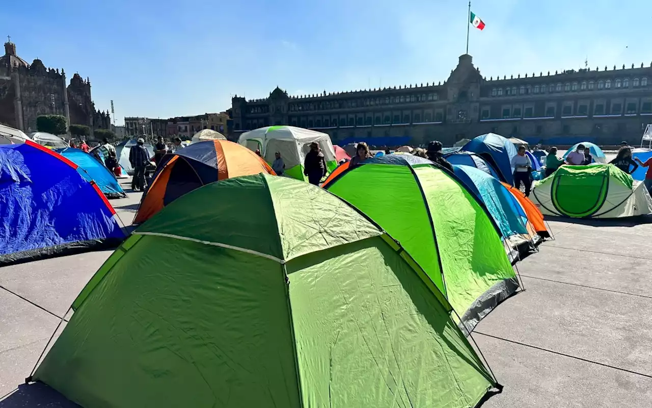 | Maestros instalan plantón en el Zócalo a días de celebrar Fiestas Patrias