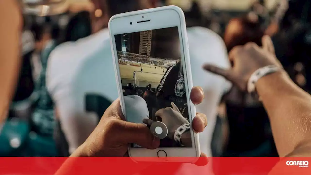 Adeptos captam casal em momento íntimo numa varanda de prédio com vista para estádio no Brasil