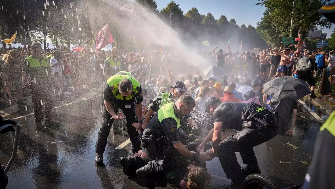 Nach Autobahnblockade in den Niederlanden: 2400 Festnahmen von Klima-Aktivisten