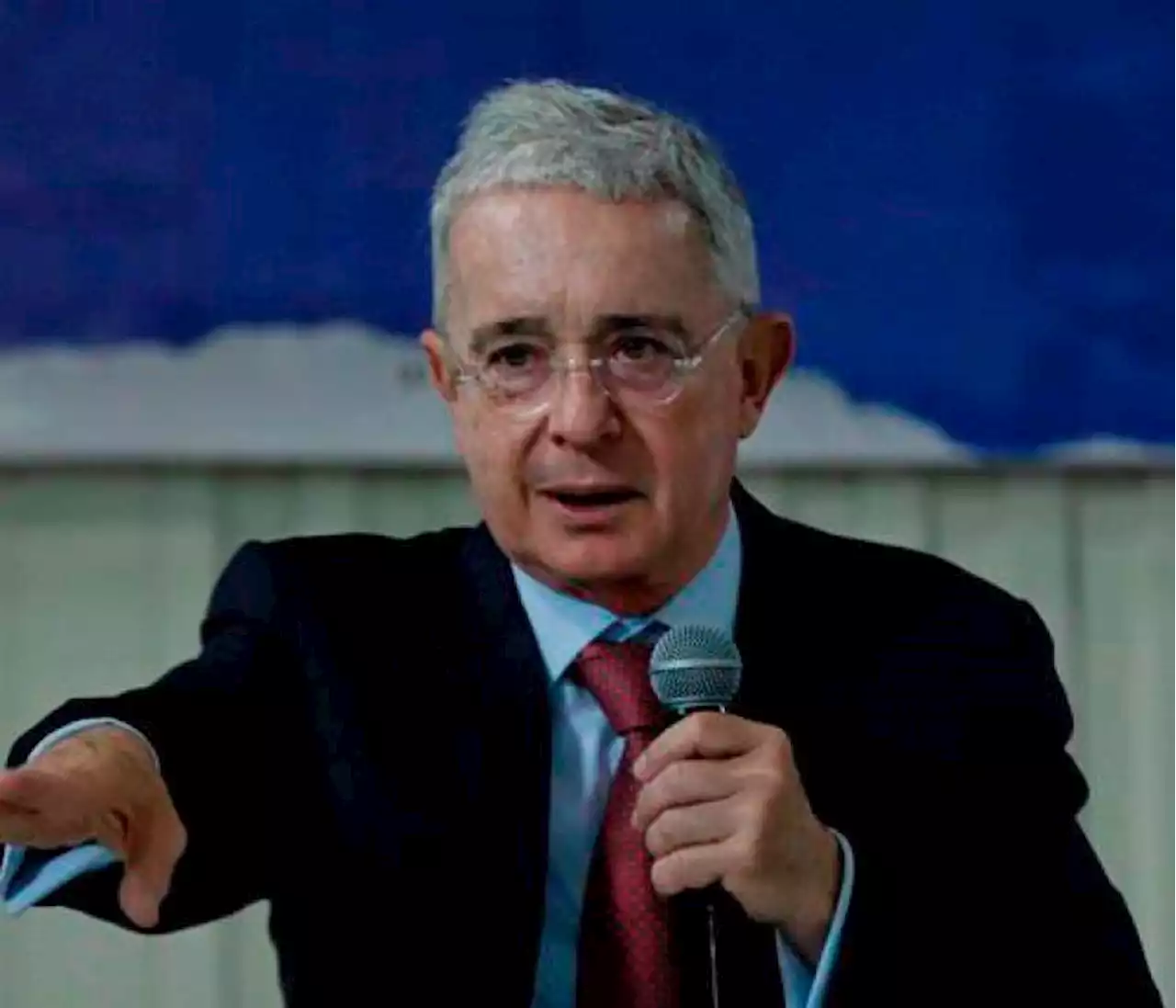 Álvaro Uribe salió a defender a Katherine Miranda en medio de la polémica