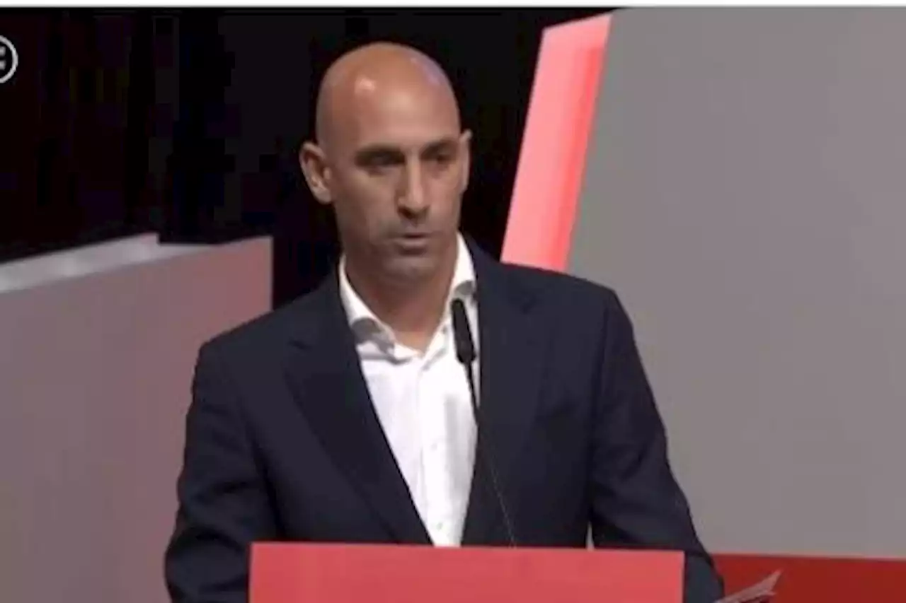 Luis Rubiales renunció a Federación Española de Fútbol por escándalo