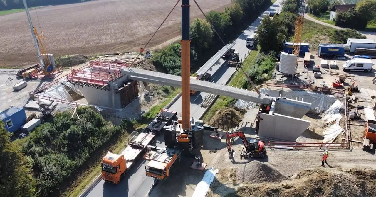 Brücke über B20 zwischen Straßhaus und Biberg ist an Ort und Stelle