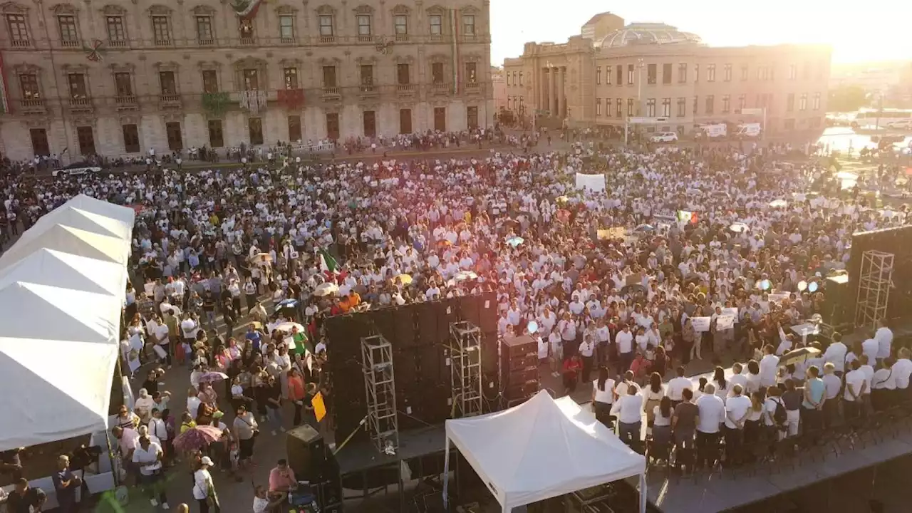 Miles protestan en Plaza del Ángel, Chihuahua, contra nuevos libros de texto