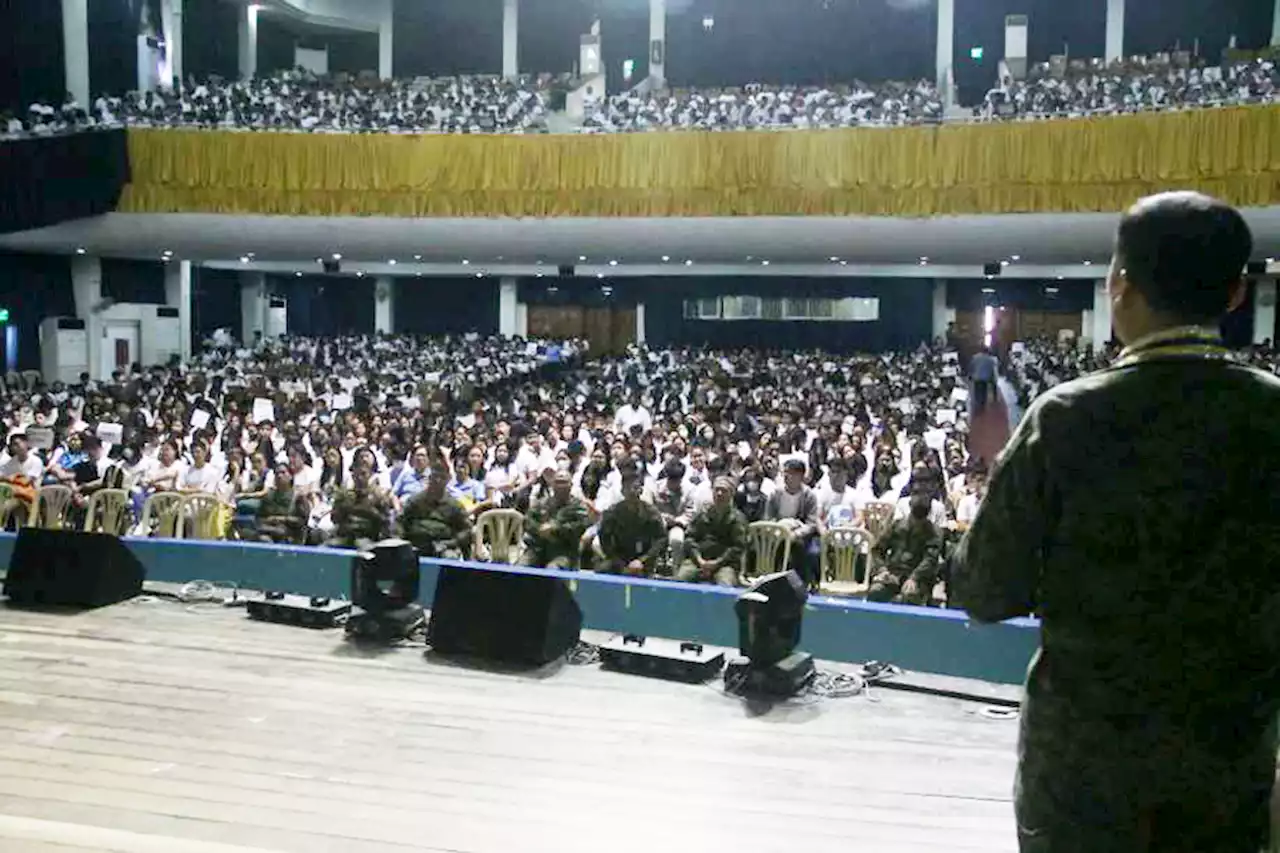 Army briefs college students on national security