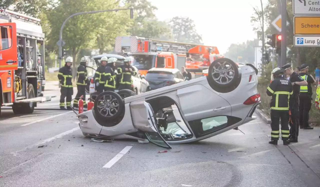 Schwerer Unfall in Hamburg: Auto überschlägt sich