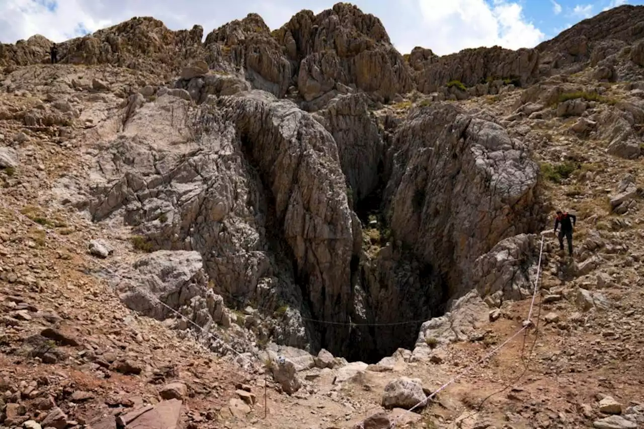 Turkey mission to rescue trapped caver advances to 2,300ft