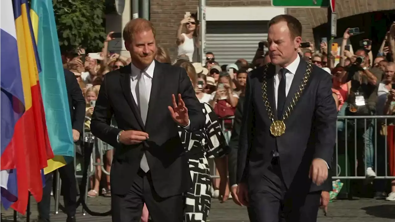 Prinz Harry enttäuscht seine Fans in Düsseldorf: Er verschwindet ohne Autogramme im Rathaus!