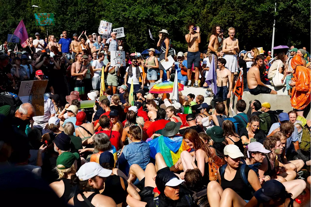 Dutch police detain 500 activists on second day of climate protests