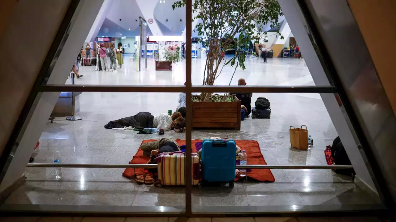 Los turistas se agolpan en el aeropuerto de Marrakech para salir de Marruecos tras el terremoto