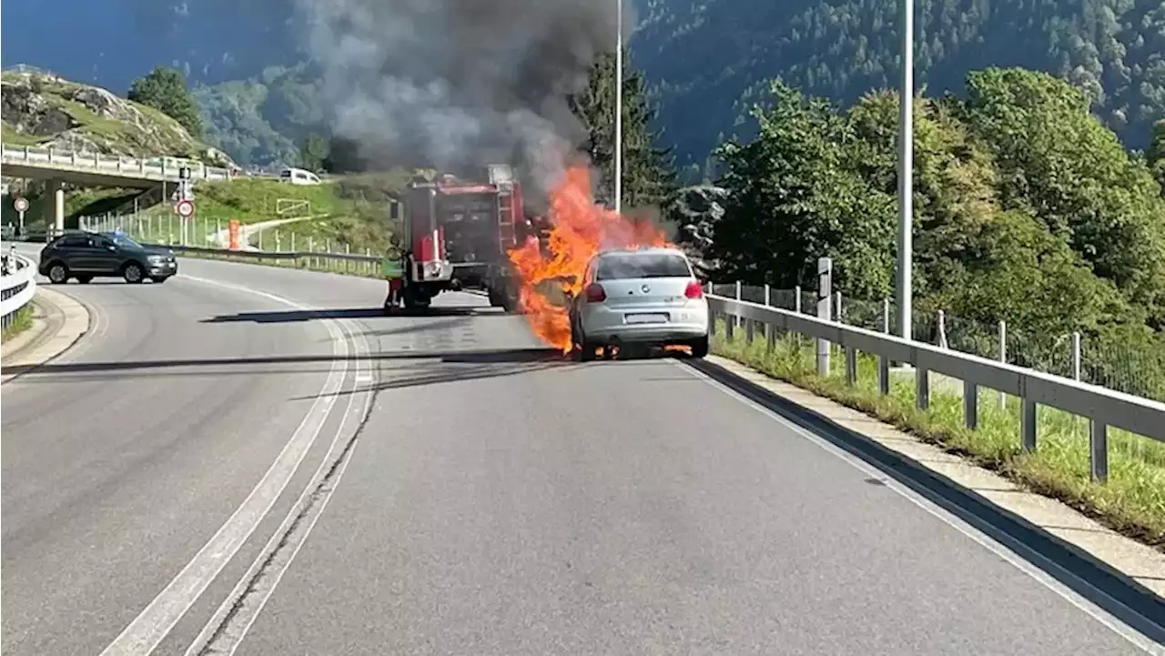 Auto beginnt auf der A13 bei Mesocco zu brennen