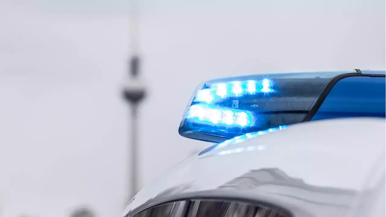 Geschoss trifft vorbeifahrendes Auto: Berliner Polizei ermittelt nach Schüssen in Spandauer Lokal