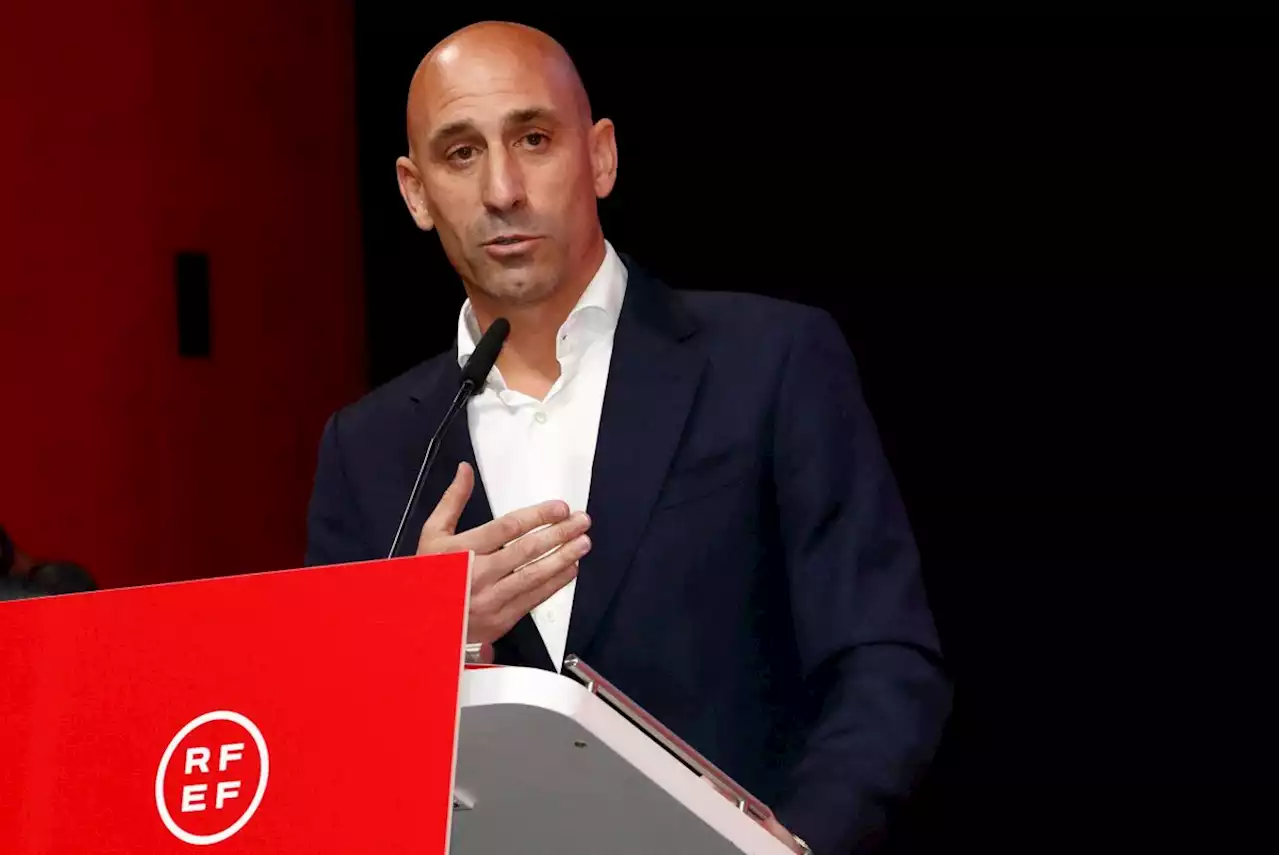 Luis Rubiales resigns following scandal over him kissing Spanish player Jenni Hermoso