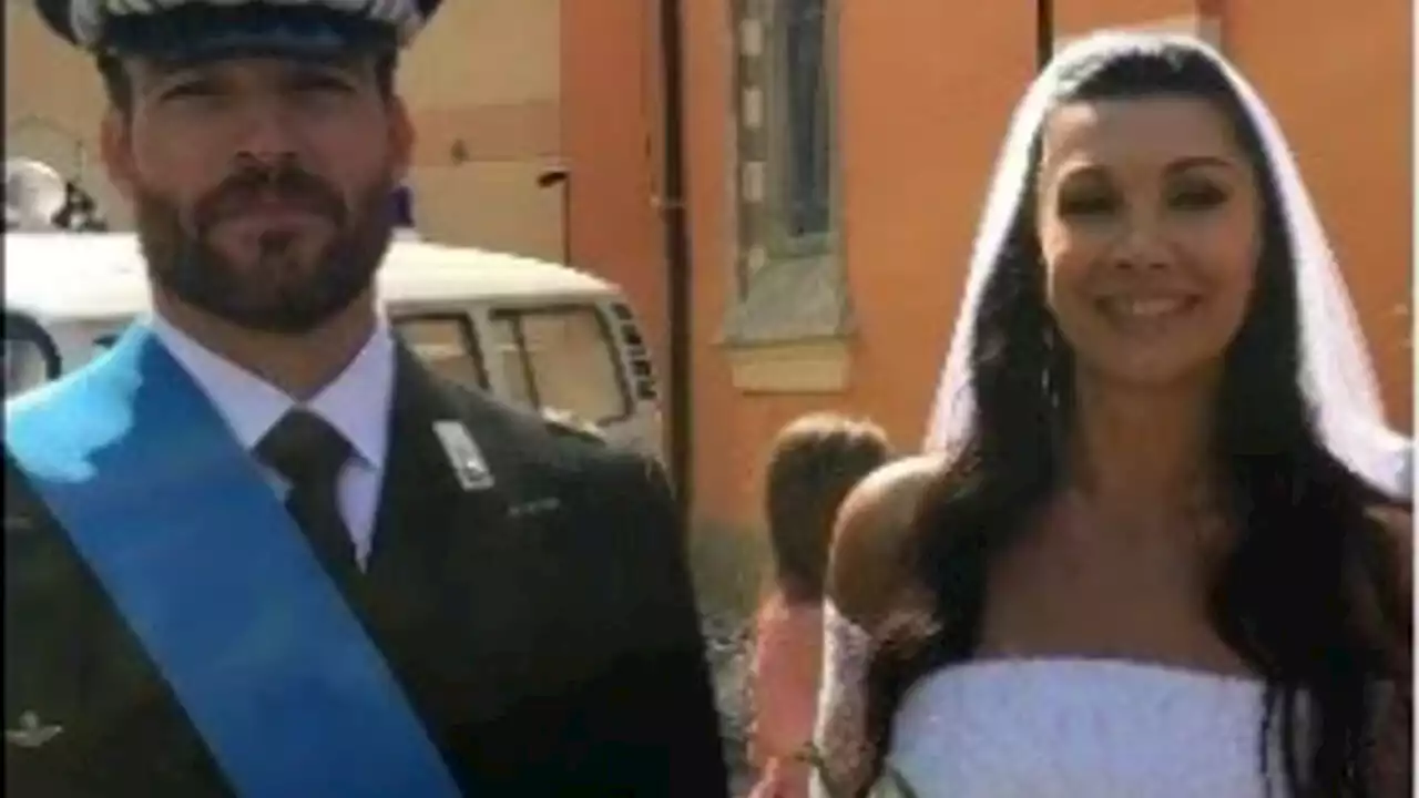 Luisa Corna e Stefano Giovino si sono sposati: la cerimonia in chiesa con abito bianco e uniforme