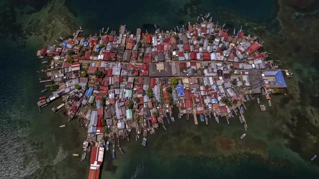 'We're going to sink': Hundreds abandon Caribbean island home