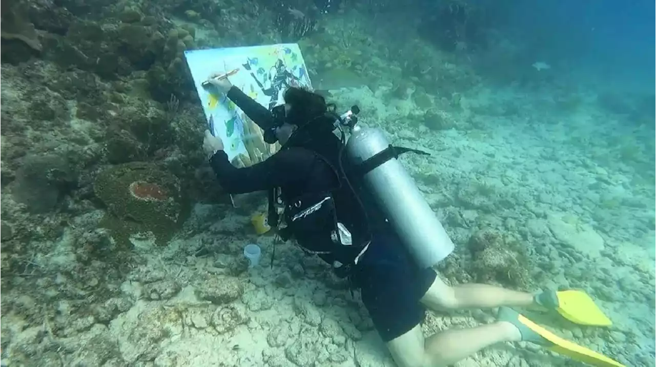 La inédita técnica que implementó un artista uruguayo para pintar un cuadro bajo el agua