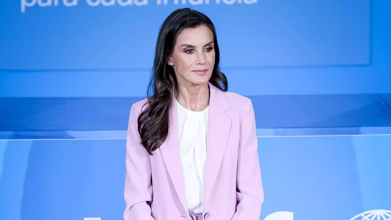 La reina Letizia es el ejemplo de moda para llevar pantalón color rosa y zapatos elegantes