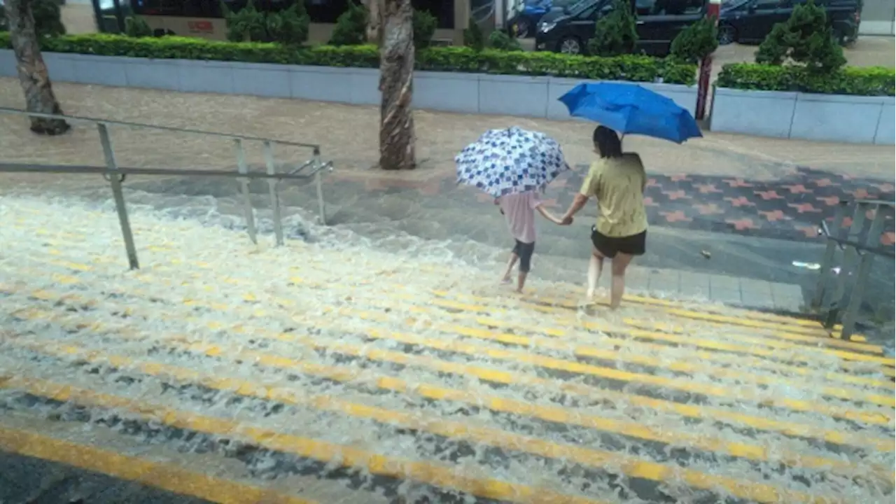 Hong Kong Evacuates Residents From Luxury Homes After Landslide