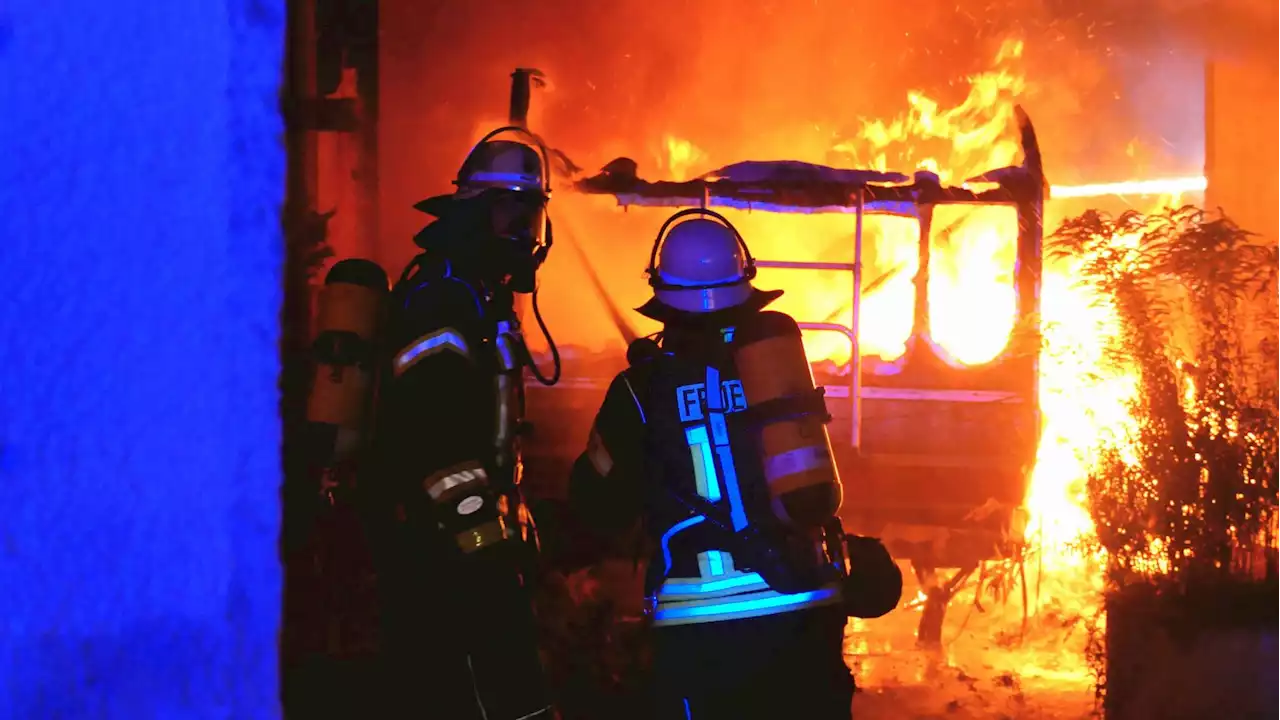 Wohnwagen brennt in voller Ausdehnung - Flammen drohen auf Gebäude überzugreifen!