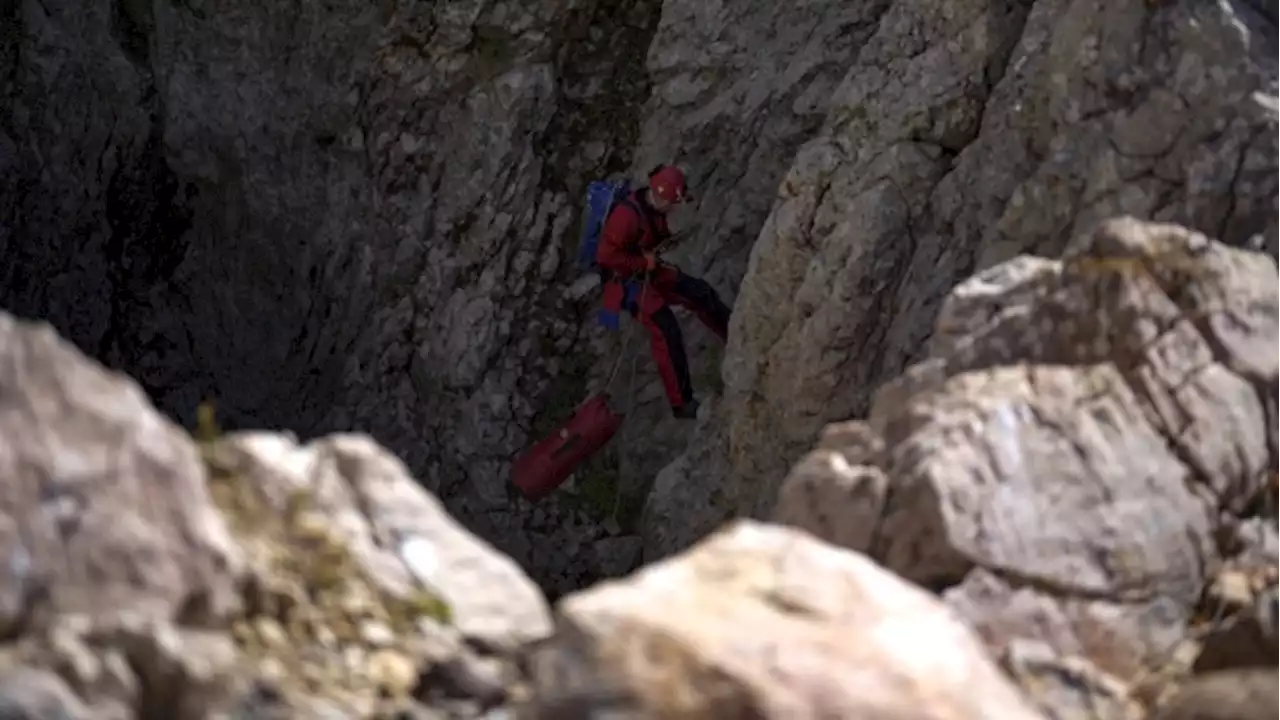 American researcher rescued from deep Turkish cave more than a week after he fell ill