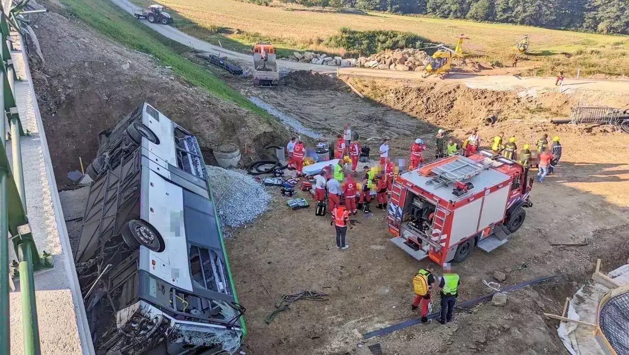 Österreich: Linienbus stürzt von Brücke – mehrere Verletzte