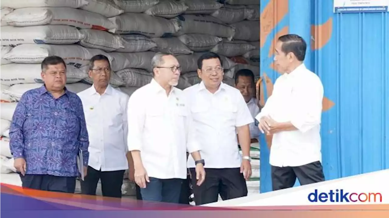 Dampingi Jokowi Salurkan Bansos, Zulhas: Dipercepat untuk Tekan Harga