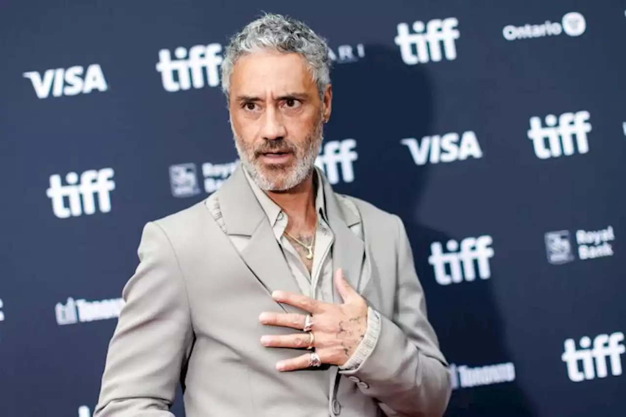 Taika Waititi Hilariously Pauses Scrum To Check Tag On ET Canada Host Carlos Bustamante’s Shirt: ‘Hey, Who Makes This?’