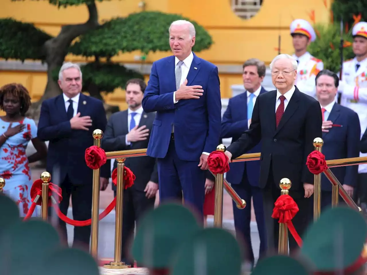 Biden in Vietnam rafforza l'asse anti-Cina. Ma Hanoi compra armi da Mosca in segreto