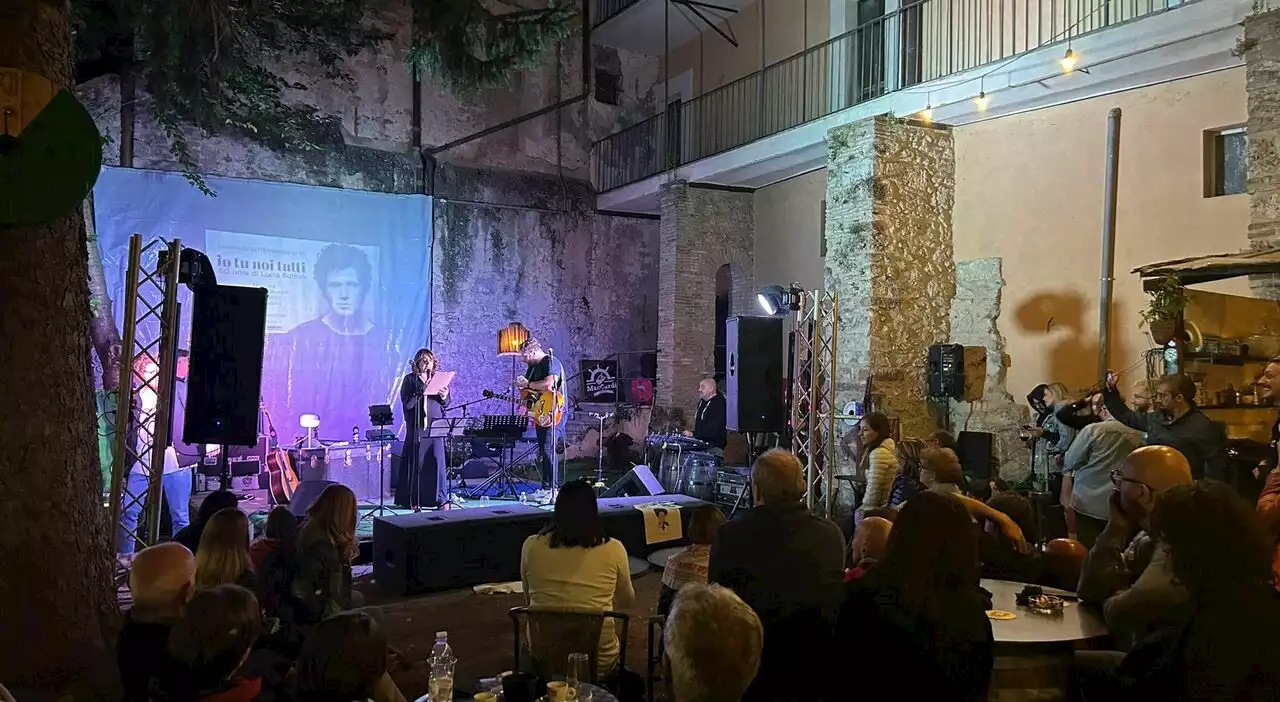 Mille emozioni per l'omaggio a Lucio Battisti in via dei Pozzi. Foto