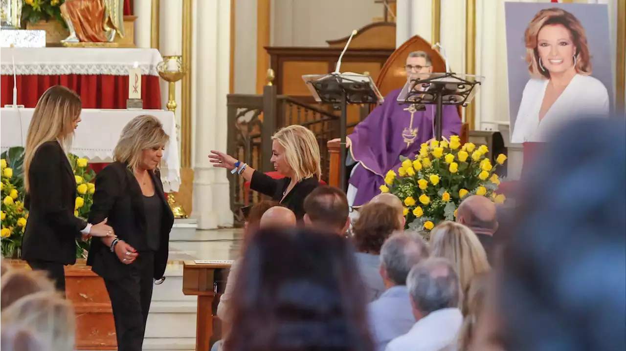 Cientos de ciudadanos despiden a María Teresa Campos en su funeral en Málaga