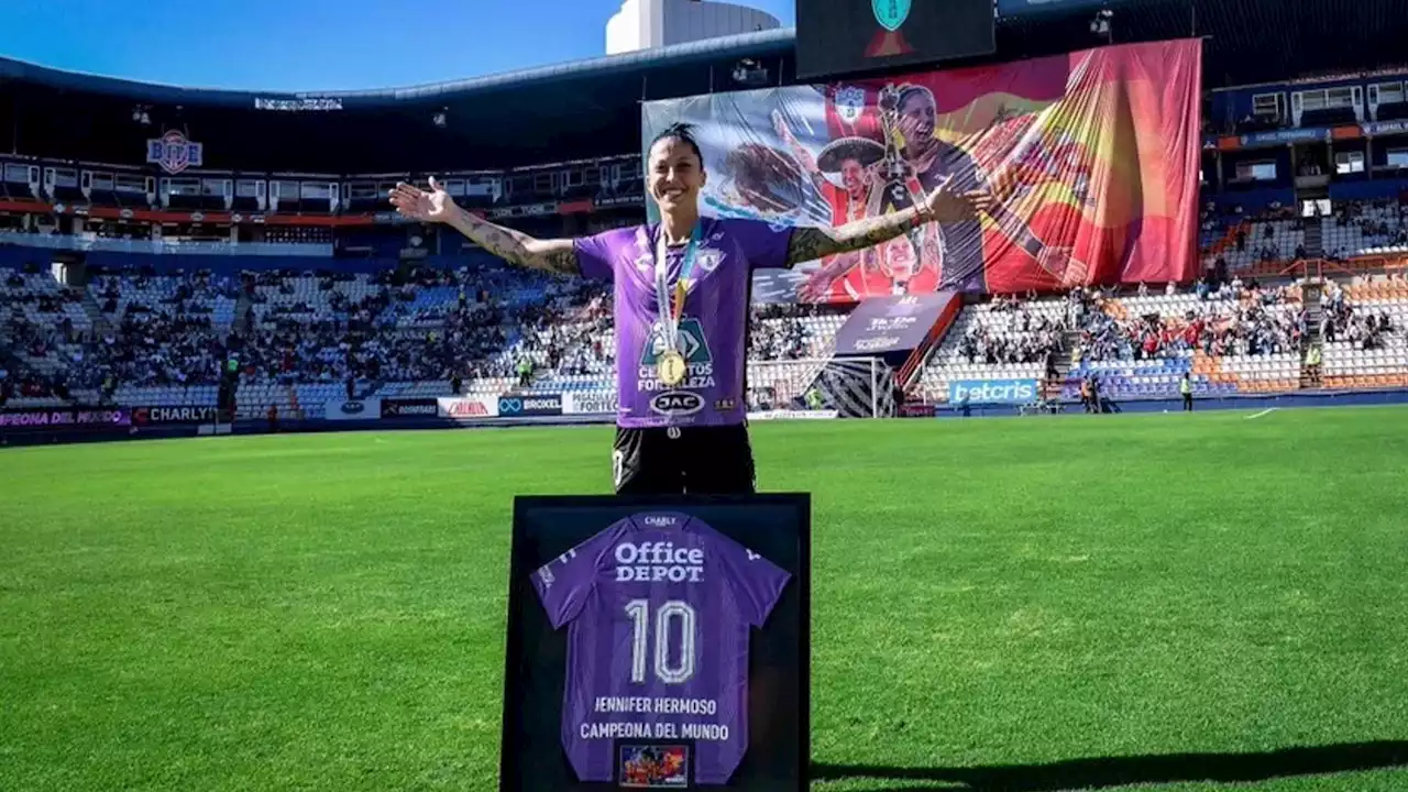 Jenni Hermoso, homenajeada por el Pachuca y el fútbol mexicano en su regreso al campo