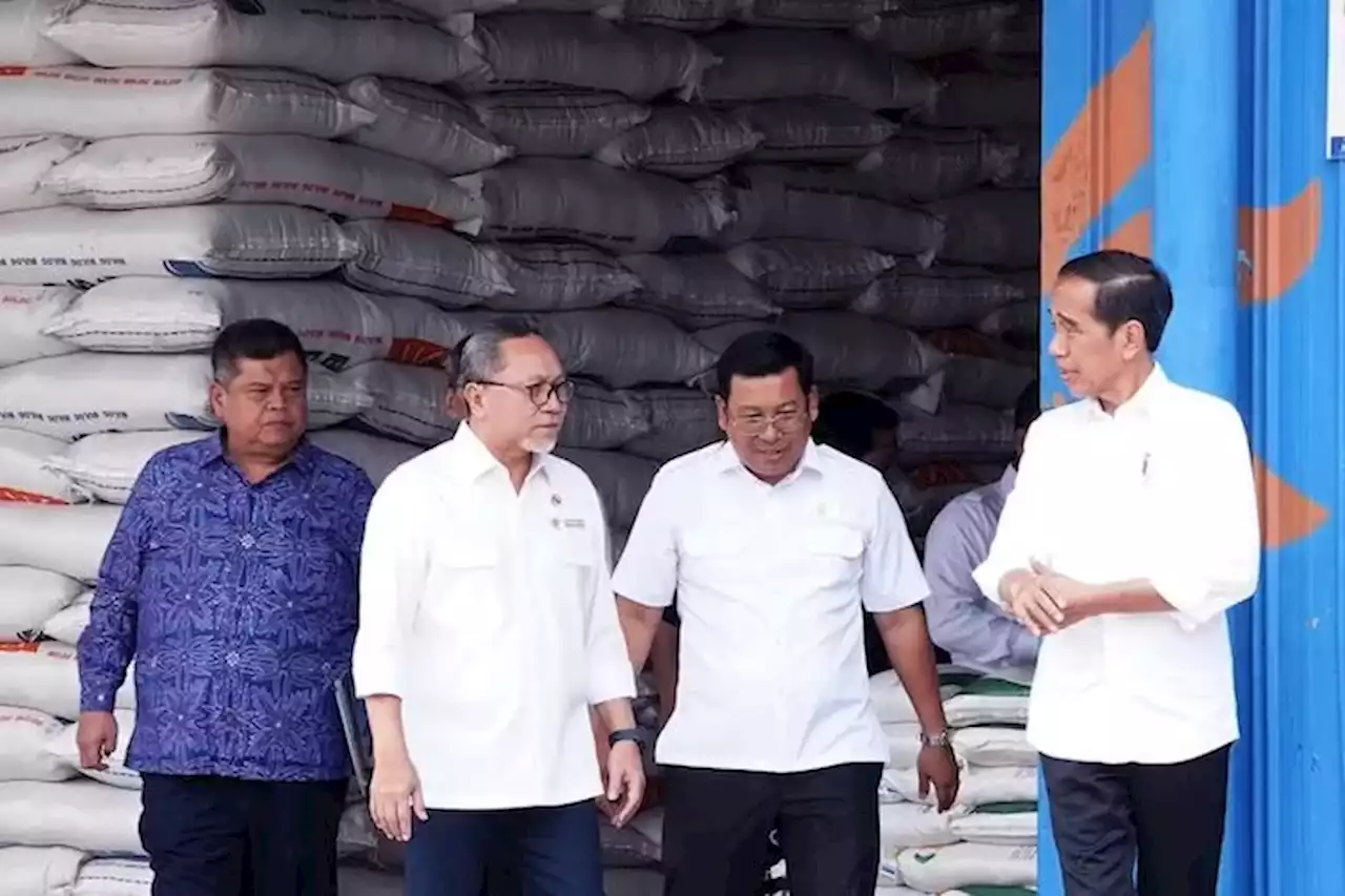 Dampingi Jokowi Salurkan Bansos Beras, Zulhas Lakukkan Percepatan untuk Tekan Harga