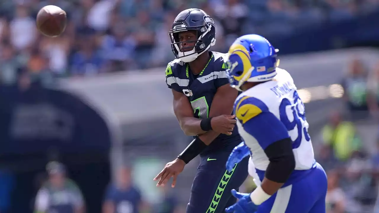 Seahawks QB Geno Smith is all of us with Rams star Aaron Donald barreling toward him